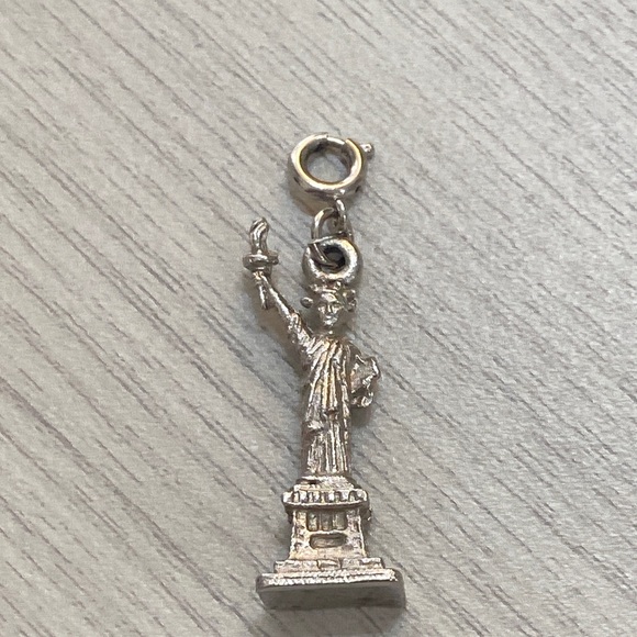 Silver Tone Statue of Liberty Charm Pendant - Picture 3 of 4